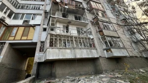 Наслідки удару по Корабельному району Херсона 24 жовтня 2025 року