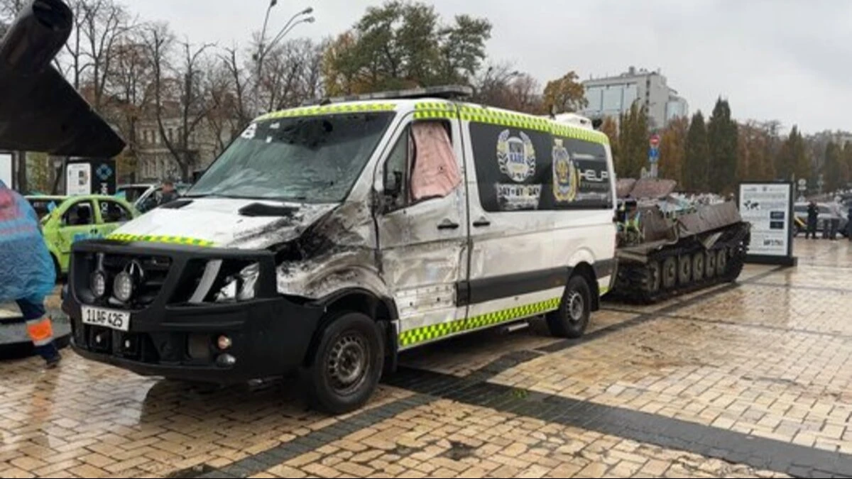 Пошкоджене після удару російського дрона авто волонтерів