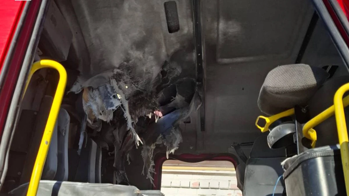 Наслідки атаки російського дрона по пожежній машині рятувальників у Херсоні. Фото: ГУ ДСНС у Херсонській області