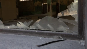 Розбите вікно внаслідок атаки військ РФ