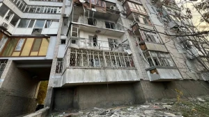 Наслідки удару по Корабельному району Херсона 24 жовтня 2025 року