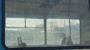 Пошкоджений внаслідок атаки дрона тролейбус у Херсоні. Фото: Херсонська МВА