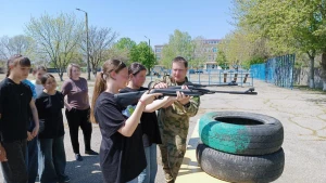 На окупованій Херсонщині росгвардійці тренують дітей