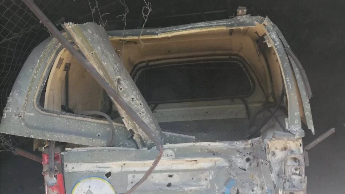 Пошкоджена машина після російського обстрілу в Бериславі