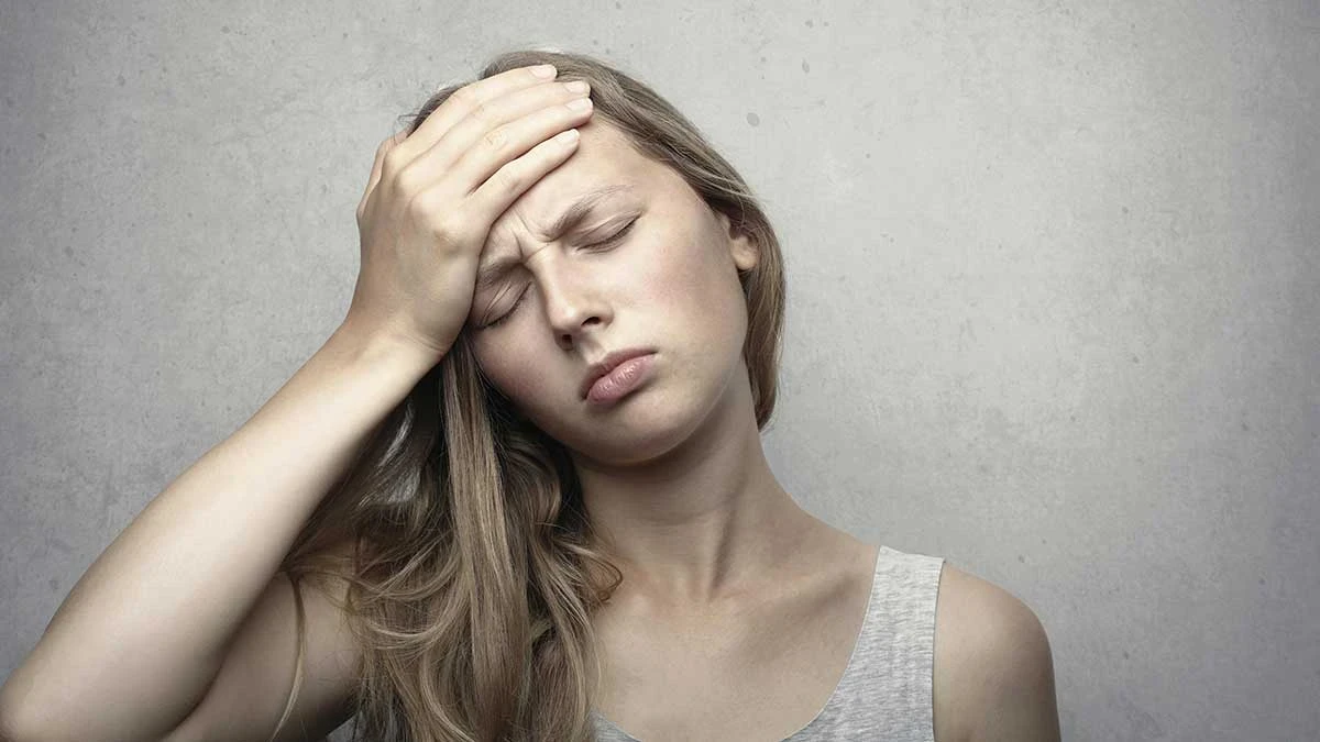 у жінки болить голова