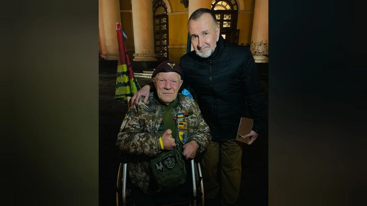 Колишній міський голова Херсона Володимир Миколаєнко та волонтер Григорій Янченко