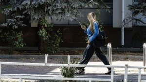 Херсон. Дівчина з телефоном. Фото: Олександр Андрющенко/Вгору
