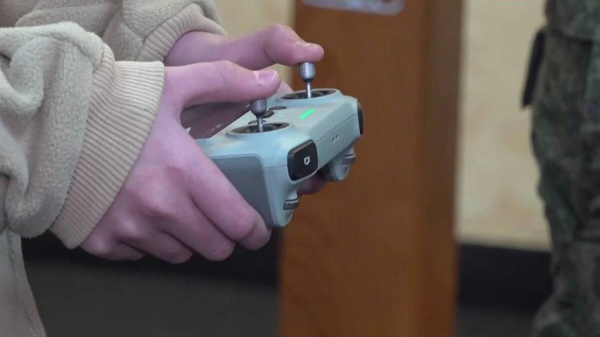 Дитину з окупованої Херсонщини вчать керувати дронам