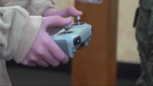 Дитину з окупованої Херсонщини вчать керувати дронам