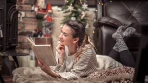 Дівчина насолоджується зимовим вечором з книгою