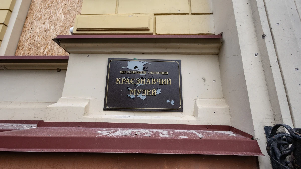 Пошкоджений обстрілами російських військ фасад Херсонського обласного краєзнавчого музею