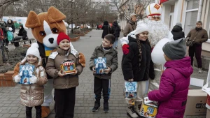 Привітання дітей у Херсоні з Днем Святого Миколая. Усі фото у матеріалі Олександра Андрющенка/Вгору