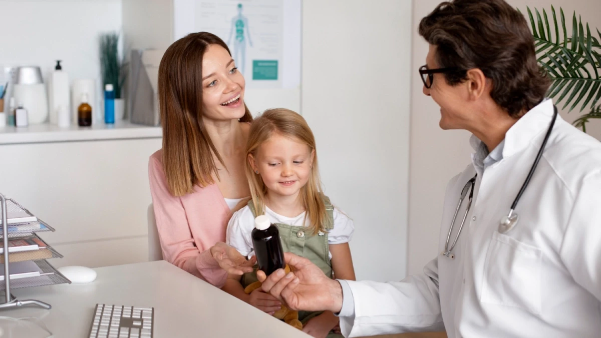 Мати з донькою на консультації у терапевта