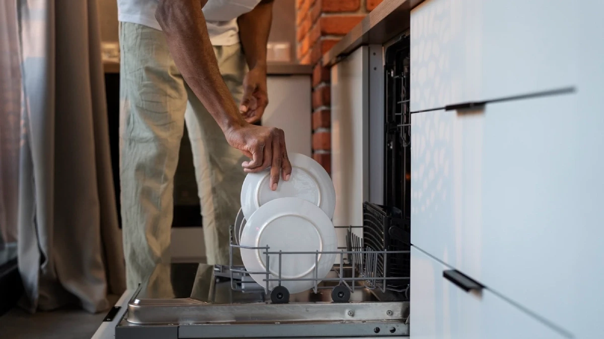 Посудомийна машина дозволяє економити час і кошти