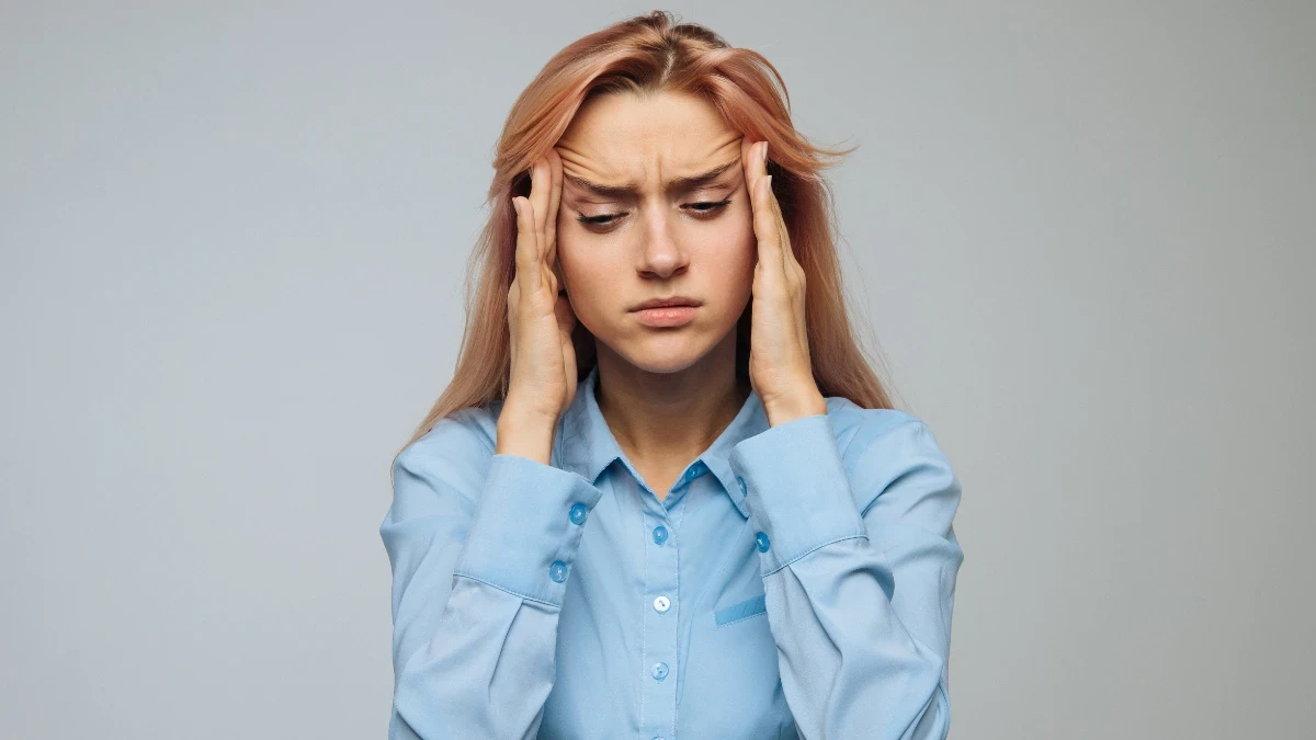 у жінки болить голова