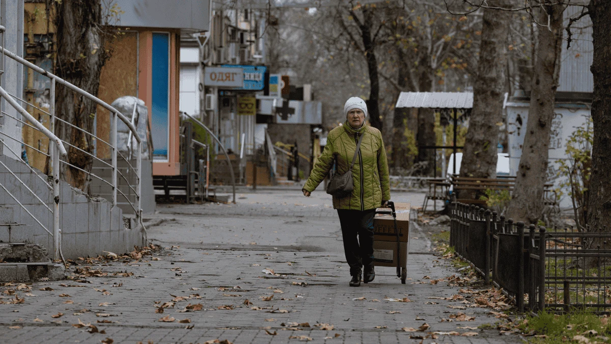 Жінка на вулиці Херсона. Зображення ілюстративне