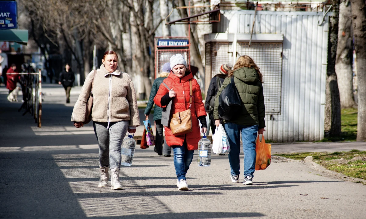 Жінки йдуть за покупаками в Херсоні
