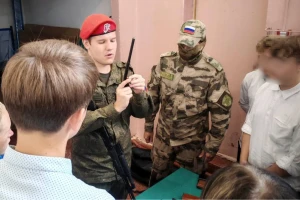 Рогвардієць вчить дітей з Херсонщини збирати зброю