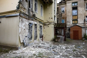 Наслідки російського обстрілу в середмісті Херсона