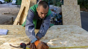 Співробітник КП “Парки Херсона” за роботою