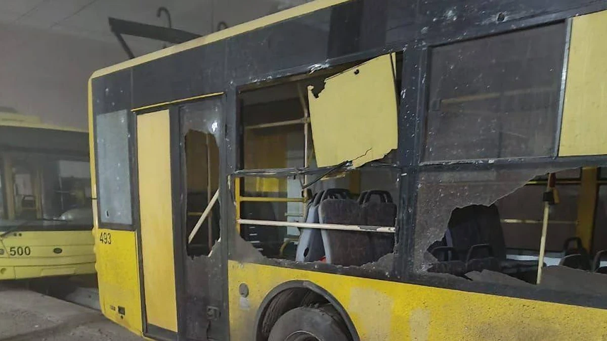 Пошкоджений після російського обстрілу тролейбус у Херсоні