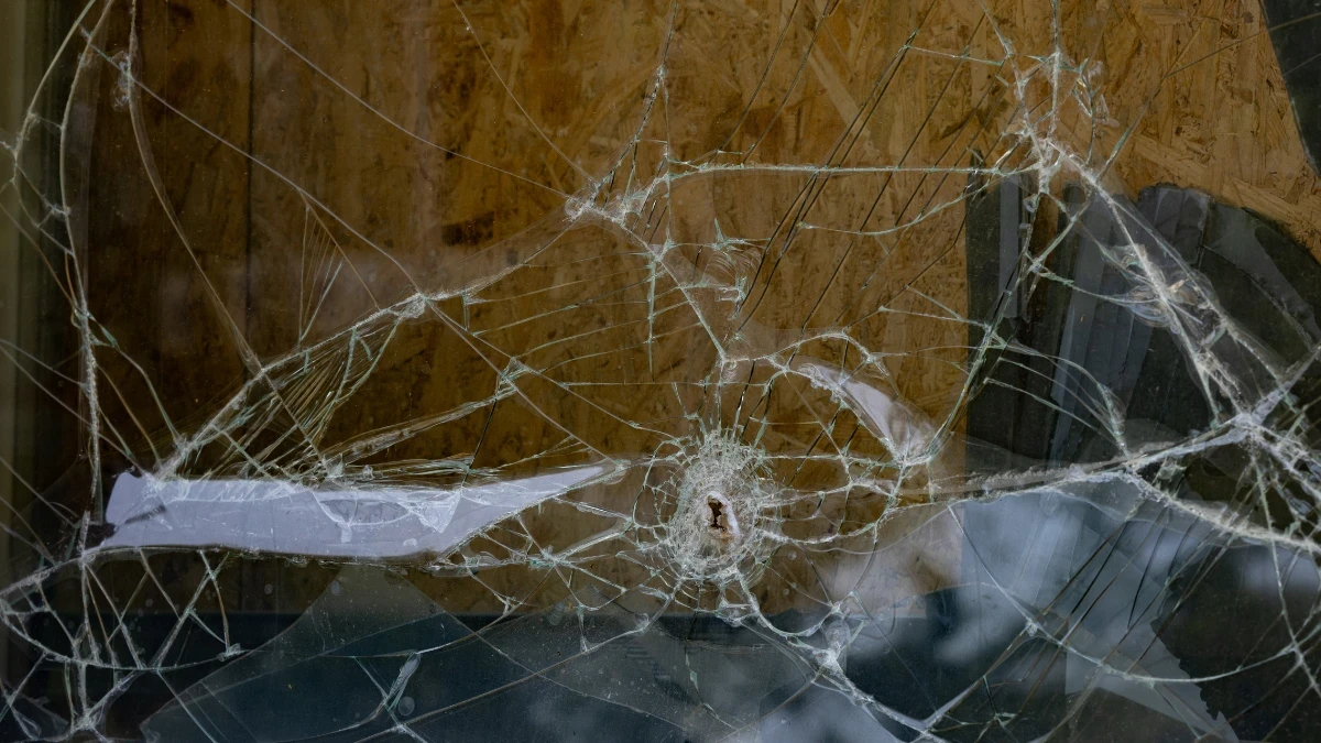 Розбите вікно внаслідок обстрілів російськими військами Херсона