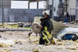 Рятувальник на місці руйнувань після "прильоту" в Херсоні. 16 квітня 2025 року. Олександр Андрющенко/"Вгору"