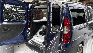 Пошкоджена автівка внаслідок дронової атаки