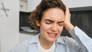 у жінки болить голова