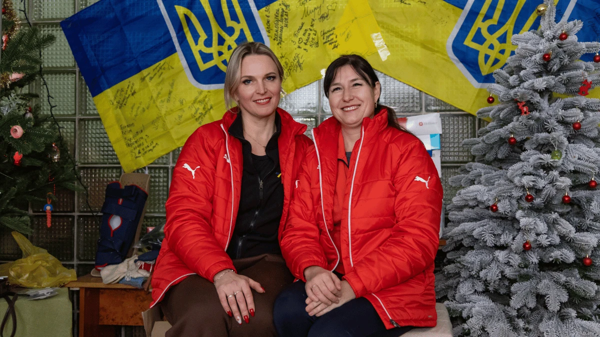 Волонтерки з Антонівки  Віта Мєдвєвєдєва і Тетяна Ахтеменко фото Олександра Андрющенка/”Вгору” 