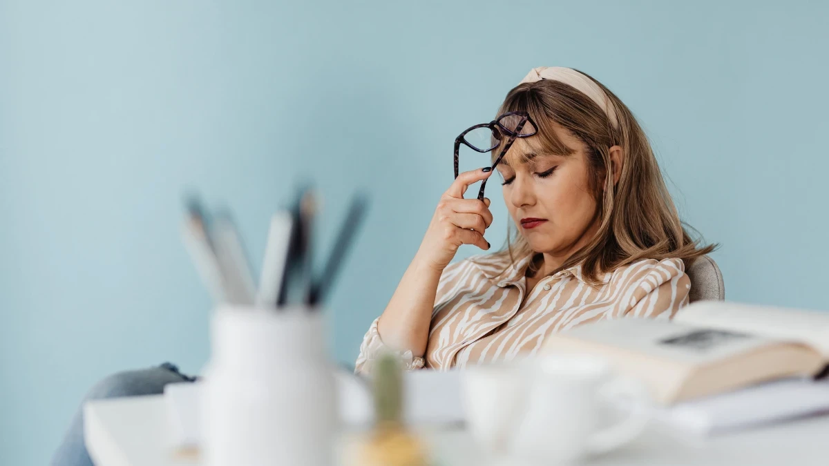 у жінки болить голова