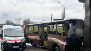 Наслідки атаки військ РФ по маршрутному автобусу у Херсоні