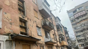 Фото з наслідками удару військ РФ по Корабельному районі Херсона