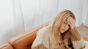 у жінки болить голова