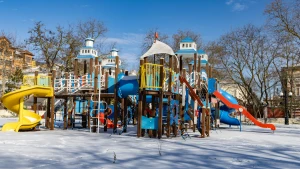 Порожній дитячий майданчик у Херсоні. Фото: Олександр Андрющенко/"Вгору"