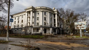 На фото пошкоджена внаслідок російських обстрілів будівля Херсонської державної морської академії. Автор: Олександр Андрющенко/”Вгору”
