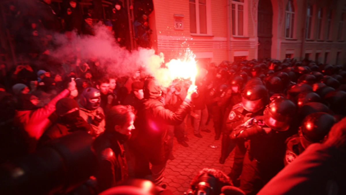 Бійка між протестувальниками та внутрішніми військами