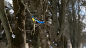 Синьо-жовта стрічка у Херсоні. Фото: Олександра Андрющенка/"Вгору"