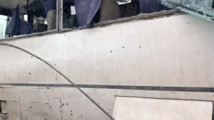 Пошкоджений автобус внаслідок російської атаки у Херсоні 