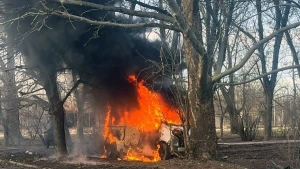 Горить машина у Дніпровському районі Херсона після влучання російського дрона