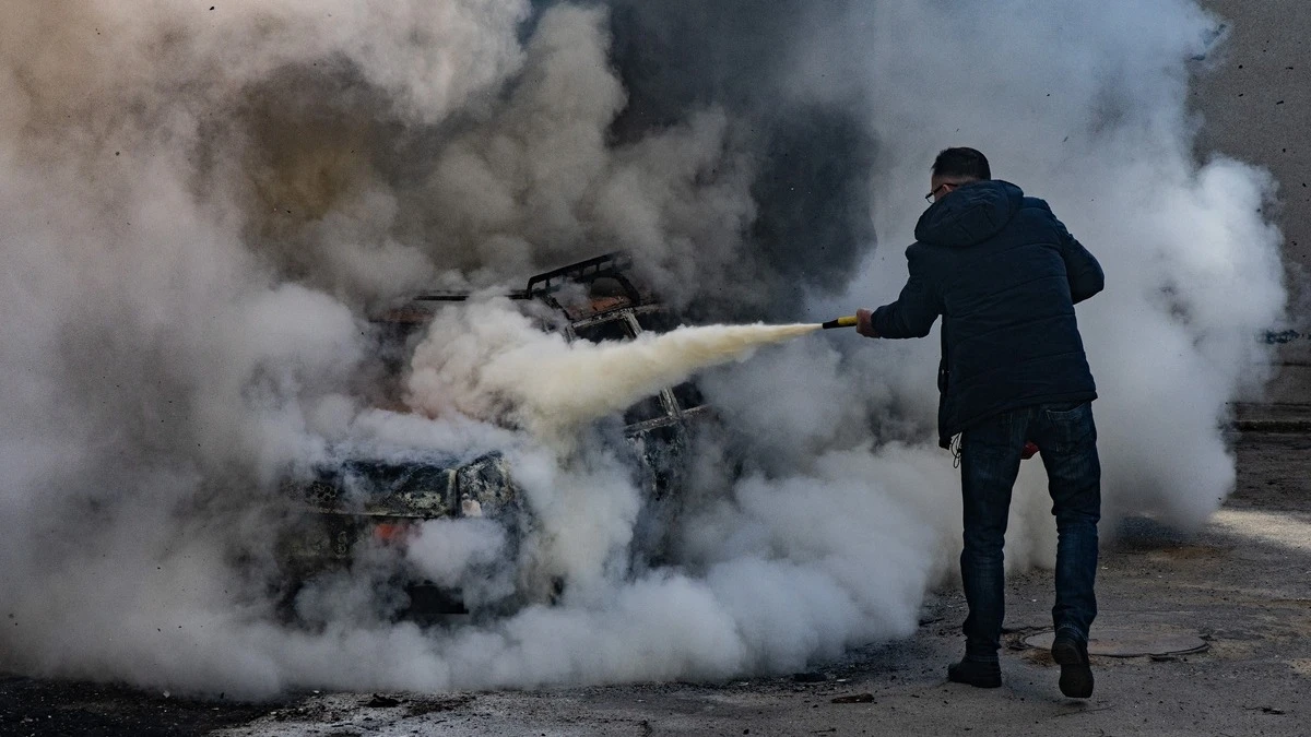 горить машина після дронової атаки