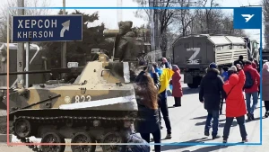 Російські війська у Херсоні на початку повномасштабного вторгнення РФ. Фото: Sergei Malgavko/TASS та Reuters. Колаж Надії Мішиної/Вгору
