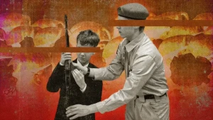 Старший юнармієць вчить молодшого школяра в окупації поводитися з автоматом