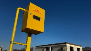 Шафовий  газовий пункт поблизу недобудованого будинку у Посад-Покровському. Фото: Оксани Кривіцької/"Вгору"