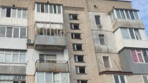 Наслідки обстрілу багатоповерхівки у Наддніпрянському на Херсонщині. Фото: Херсонська МВА