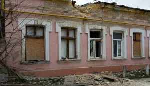 Пошкоджений будинок в Херсоні