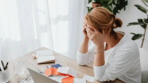 у жінки болить голова