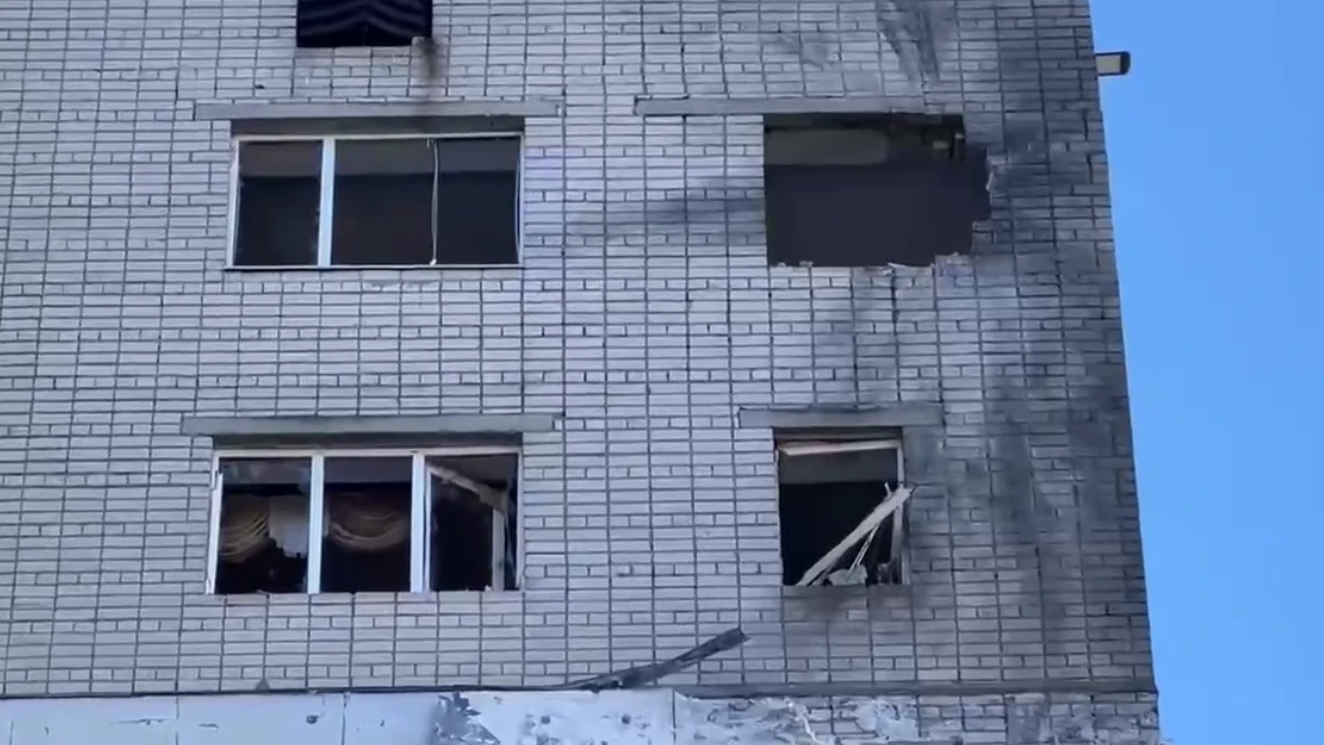 Наслідки удару по багатоповерхівці у Дніпровському районі Херсона