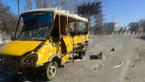 Наслідки атаки російського дрона на маршрутне таксі у Херсоні