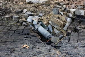 Наслідки обстрілу Херсона, снаряд